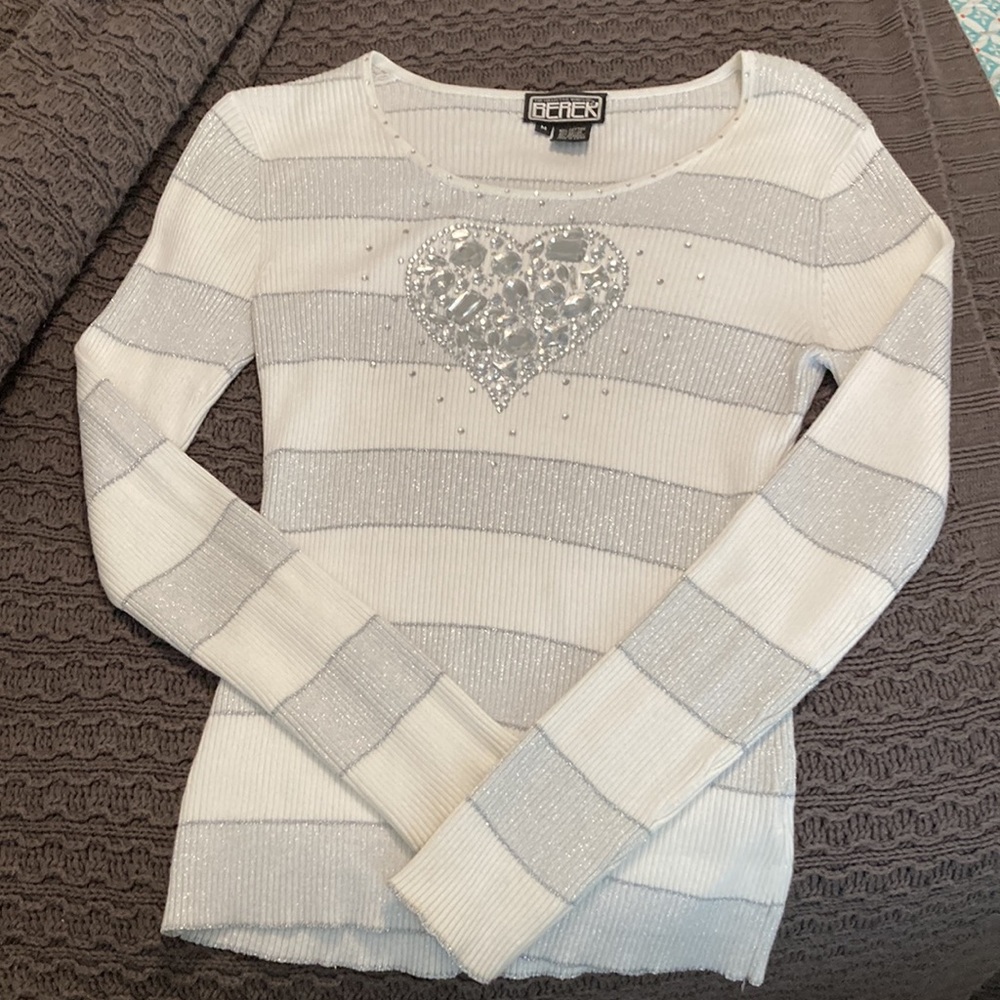 Beautiful Berek2 valentines long sleeve shirt. Gray/white